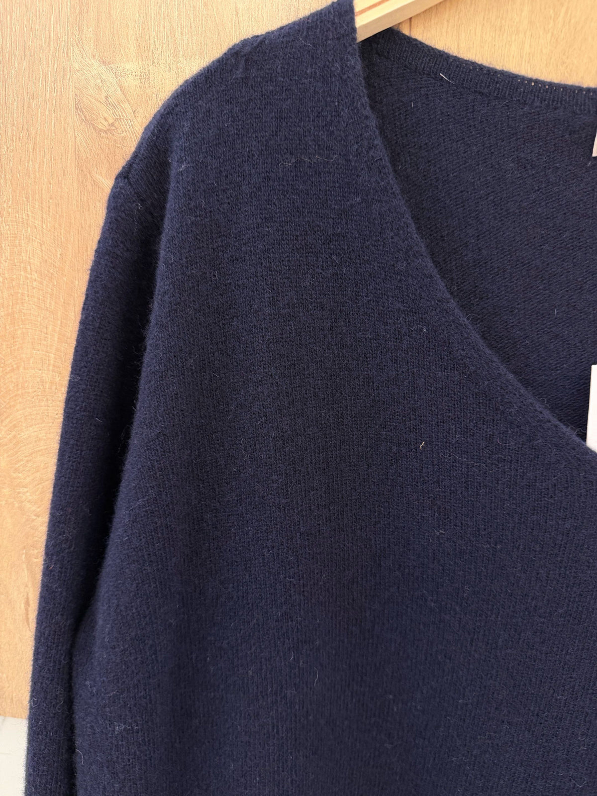 100% Wool V-Neck Sweater – Navy – Navy